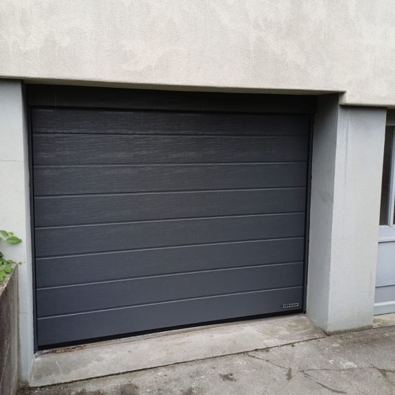 Umbau, Hörmann Garagen-Sektionaltor RenoMatic 42 mit einer PU-Blende in CH703 Anthrazit metallic, M-Sicke Woodgrain