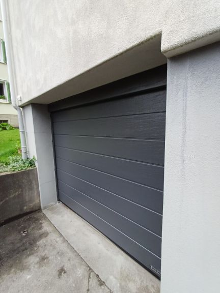 Umbau, Hörmann Garagen-Sektionaltor RenoMatic 42 mit einer PU-Blende in CH703 Anthrazit metallic, M-Sicke Woodgrain